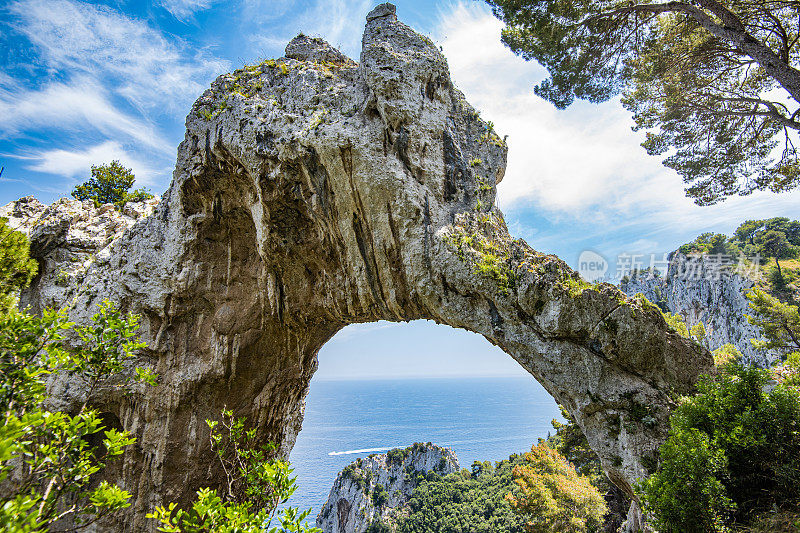 自然拱门(“Arco Naturale”)位于意大利第勒尼安海卡普里岛东海岸。